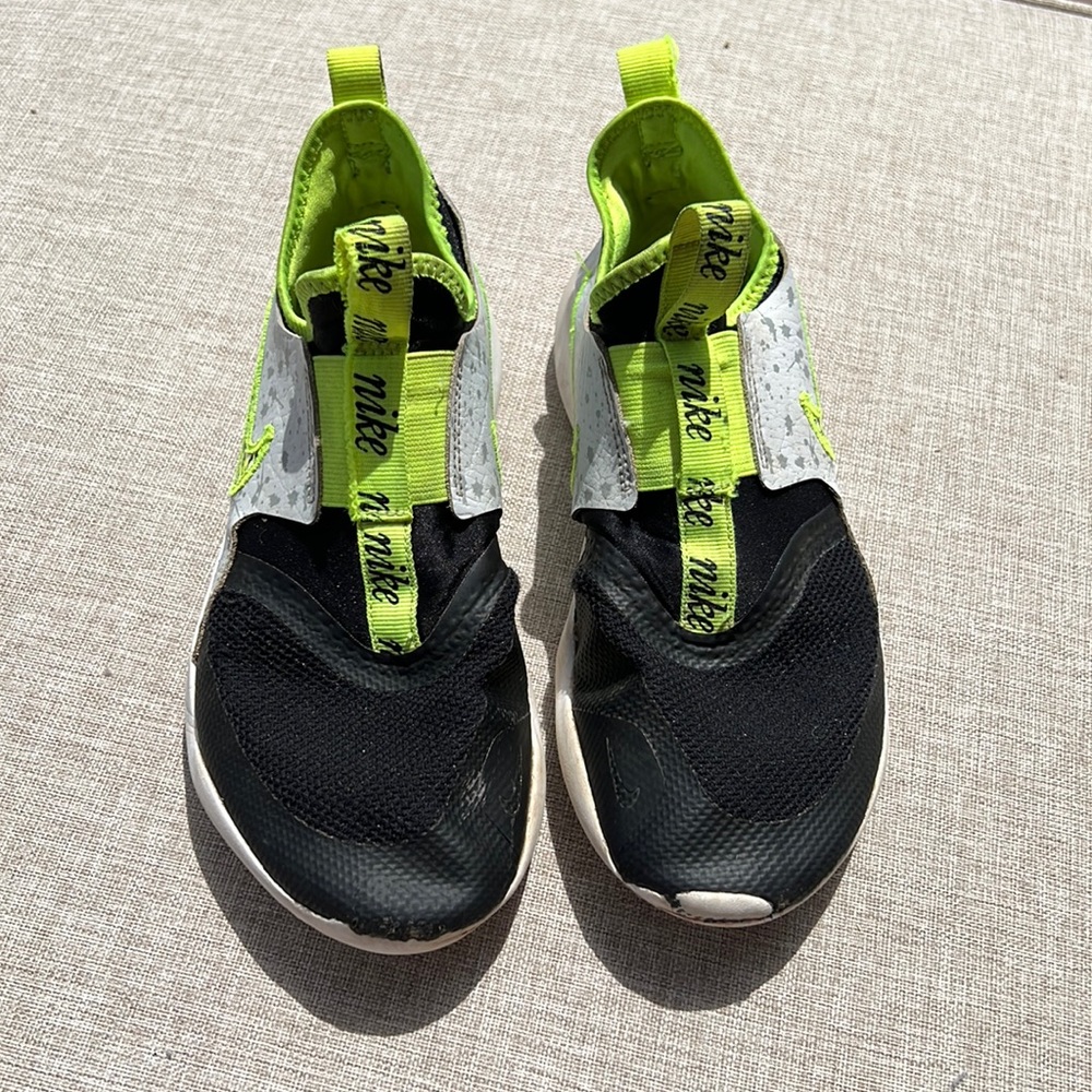 Nike Boys FlexRunner size 4Y